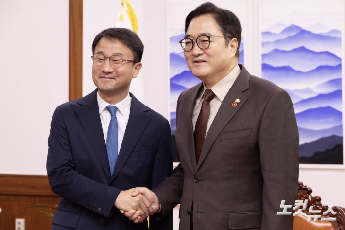 우원식 국회의장(오른쪽)이 12일 오전 서울 여의도 국회 의장실에서 한병도 더불어민주당 신임 원내대표와 기념촬영을 하고 있다. 2026.01.12