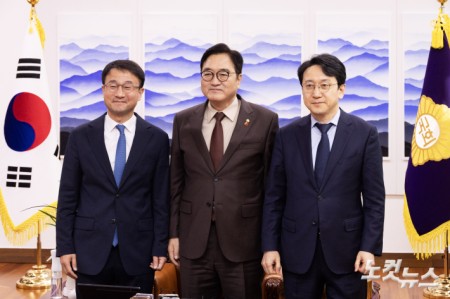 우원식 국회의장(가운데)이 12일 오전 서울 여의도 국회 의장실에서 한병도(왼쪽) 더불어민주당 신임 원내대표, 천준호(오른쪽) 원내운영수석부대표와 기념촬영을 하고 있다. 2026.01.12