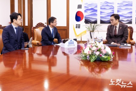 우원식 국회의장(오른쪽)이 12일 오전 서울 여의도 국회 의장실에서 한병도 더불어민주당 신임 원내대표를 접견하고 있다. 왼쪽은 천준호 원내운영수석부대표. 2026.01.12