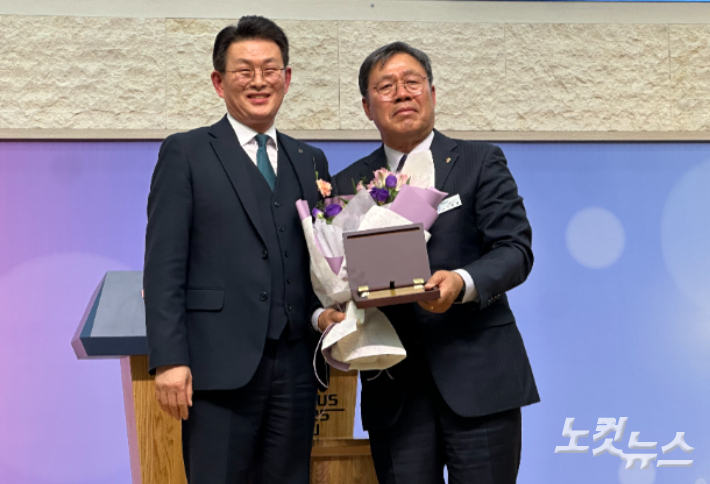 가장제일교회 소종영 목사(왼쪽)와 건축위원장 전우암 장로. 대전CBS