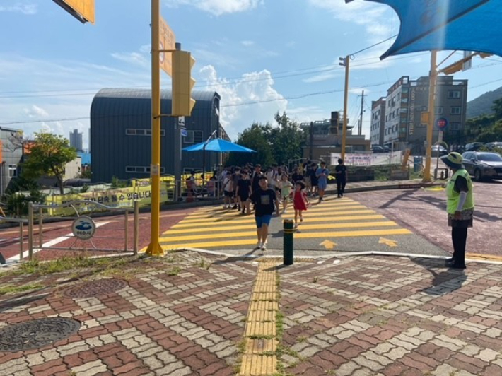 여수시 등하굣길 안전지킴이 활동. 여수시 제공