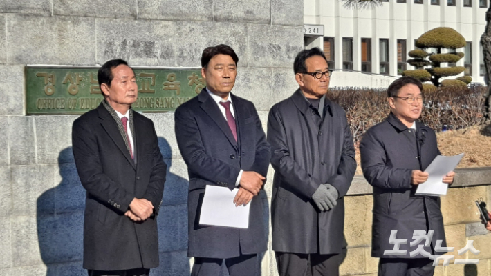 최병헌 출마예정자(왼쪽)와 권순기 출마예정자(맨 오른쪽). 송봉준 기자