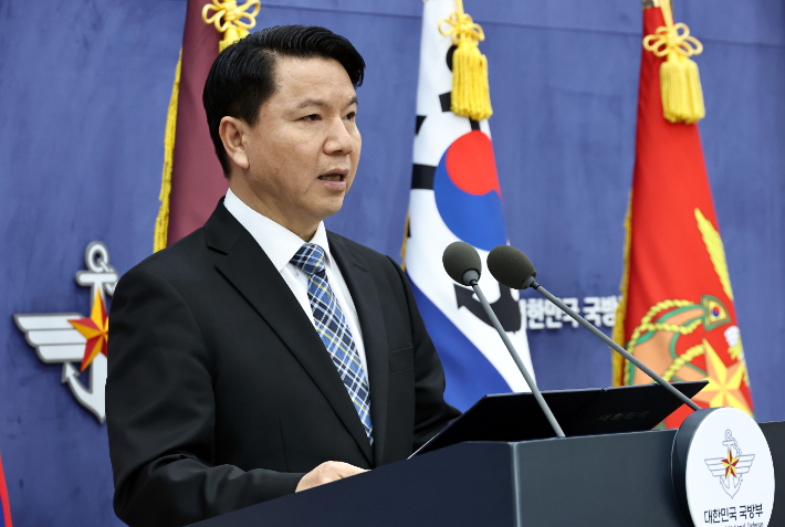김홍철 국방부 국방정책실장이 10일 서울 용산구 국방부 브리핑룸에서 무인기 관련 북한 총참모부 성명에 대한 국방부의 입장을 발표하고 있다. 연합뉴스