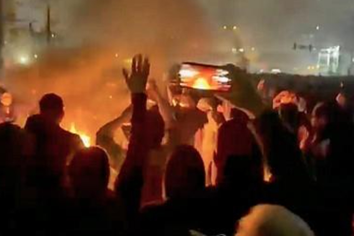 1월 9일 이란 수도 테헤란에서 벌어진 시위 모습으로 추정되는 영상의 캡처. 연합뉴스