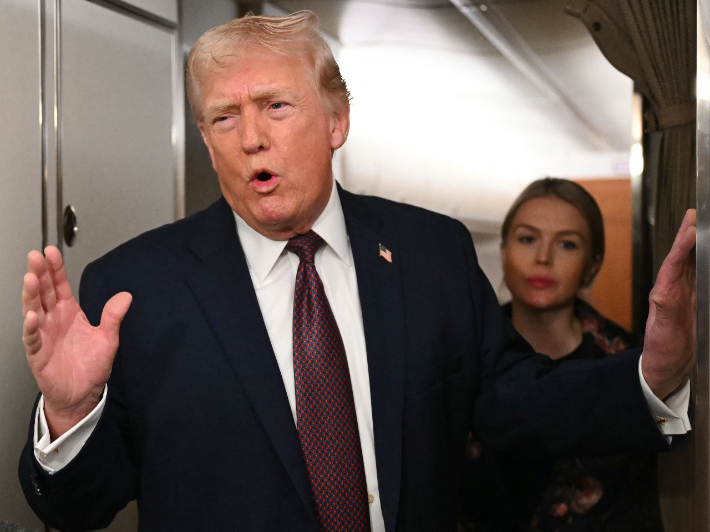 11일(현지시간) 도널드 트럼프 대통령이 플로리다 팜비치에서 출발해 백악관으로 돌아오는 전용기 에어포스원에서 기자들과 이야기하고 있다. 연합뉴스