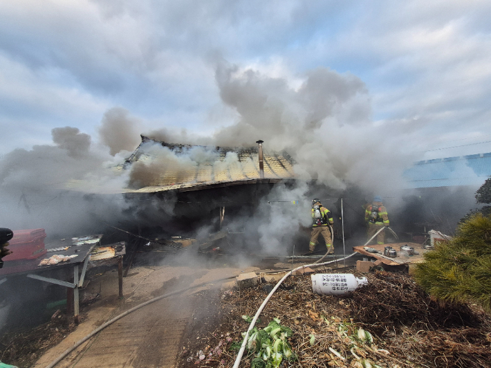 진화 작업 중인 소방대원들. 전북소방본부 제공