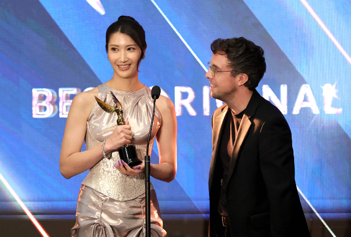 지난 9일 아스트라 필름 어워즈상 받은 이재. 연합뉴스