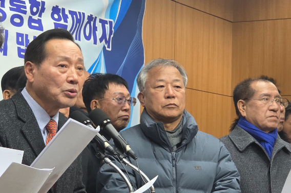 완주·전주 통합 찬성 단체들이 12일 전북도의회에서 기자회견을 열고 두 지역이 통합에 나설 것을 촉구하고 있다. 최명국 기자