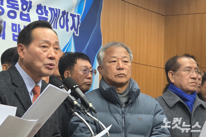 완주·전주 통합 찬성 단체들이 12일 전북도의회에서 기자회견을 열고 두 지역이 통합에 나설 것을 촉구하고 있다. 최명국 기자