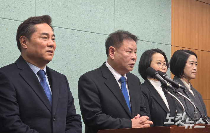 조국혁신당 정도상 전북도당위원장이 12일 전북도의회 기자회견에서 발언하고 있다. 최명국 기자