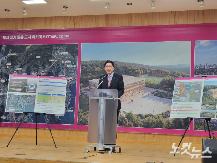 박형준 부산시장이 12일 오후 부산 사하구청에서 신평 예비군훈련장 부지 일대 개발계획안 브리핑을 진행하고 있다. 정혜린 기자