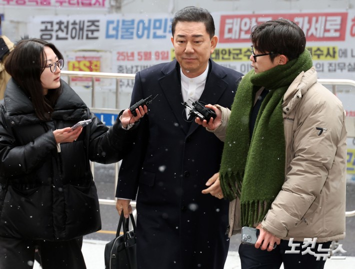 김병기 前원내대표, 윤리심판원 출석