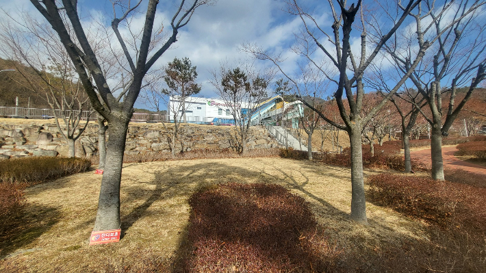 대구시민안전테마파크 앞마당 희생자 유해 32위가 묻힌 장소. 류연정 기자