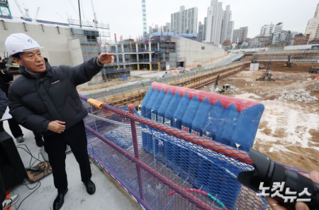 오세훈 서울시장이 12일 서울 노원구 월계동에 위치한 광운대역 물류부지 개발 현장을 방문해 진행 상황을 점검하고 있다.