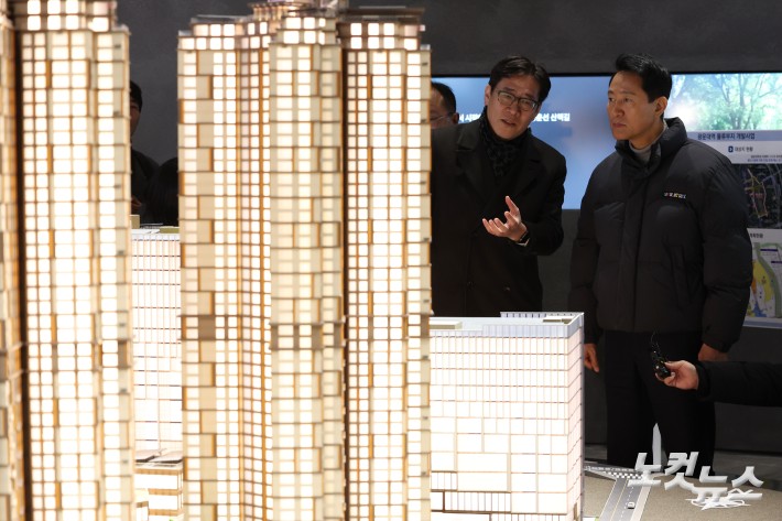 오세훈 서울시장이 12일 서울 노원구 월계동에 위치한 광운대역 물류부지 개발 현장을 방문해 조감도 모형을 살펴보고 있다.