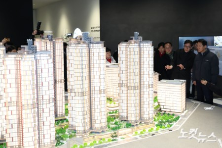 오세훈 서울시장이 12일 서울 노원구 월계동에 위치한 광운대역 물류부지 개발 현장을 방문해 조감도 모형을 살펴보고 있다.