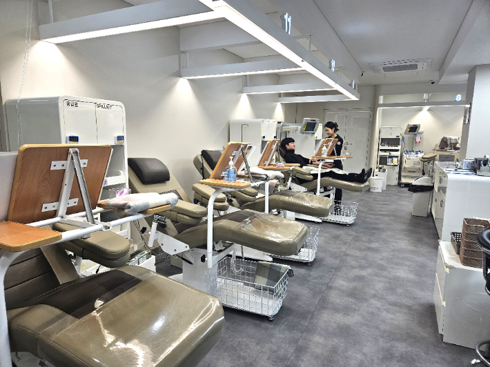 헌혈의집에서 헌혈중인 시민의 모습. 대한적십자사 광주전남혈액원 제공