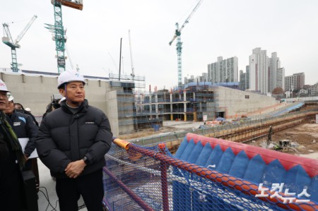 오세훈 서울시장이 12일 서울 노원구 월계동에 위치한 광운대역 물류부지 개발 현장을 방문해 진행 상황을 점검하고 있다.