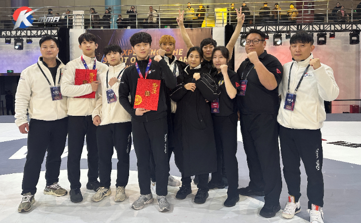 중국 쓰촨성 루저우에서 개최된 '제 3회 아시아 MMA 선수권대회'에 출전한 한국 MMA 선수단. 대한MMA총협회 제공