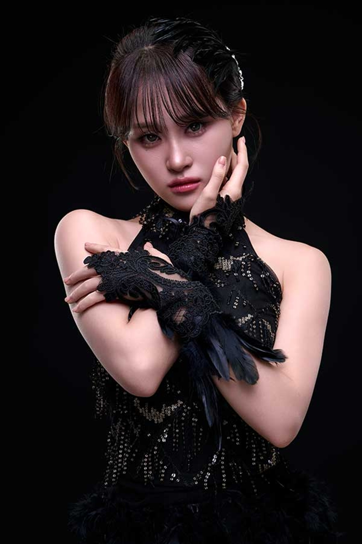 오는 3월 16일 정규 3집 '까만 백조'를 발표하는 가수 김다현. ㈜현컴퍼니 제공