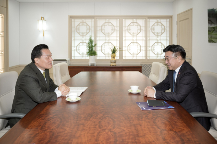 이재준 수원시장(왼쪽)과 윤호중 행정안전부 장관. 이재준 수원시장 페이스북 캡처