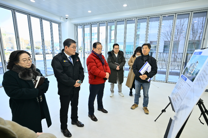 이병선 속초시장은 12일 오는 3월 개관 예정인 장애인종합복지센터를 방문해 주요 현황을 점검했다. 속초시 제공