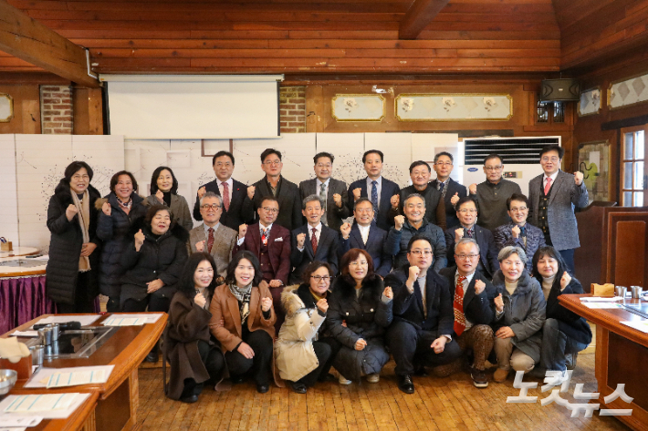 모든 순서를 마친 뒤 참석자들이 한자리에 모여 기념촬영을 하고 있다. 최화랑 기자