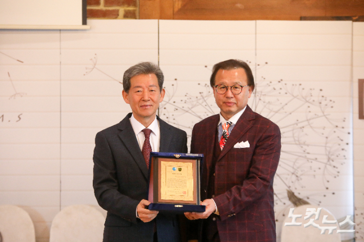 김복철 학장이 송현석 신임 이사장에게 취임패를 전달하고 있다. 최화랑 기자