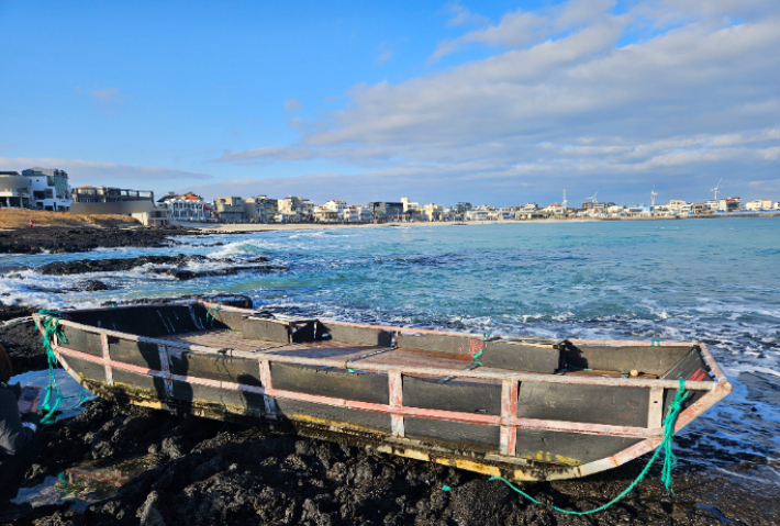 12일 오전 제주시 구좌읍 월정리해수욕장에서 발견된 한자가 적힌 목선. 제주해양경찰서 제공
