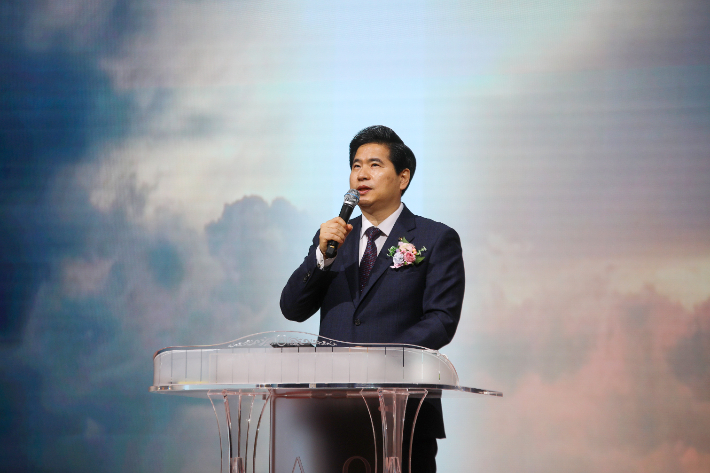 남기곤 목사가 신년 축복 대성회 강사로 초청된 방재길 목사를 성도들에게 소개하고 있다. 최화랑 기자