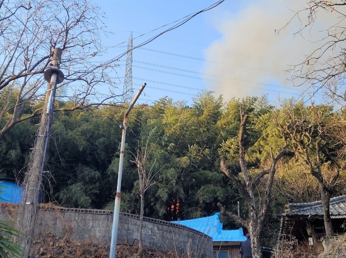 12일 오후 3시 48분쯤 울산시 울주군 온양읍 내광리의 한 농막에서 화재가 발생했다. 울산소방본부 제공