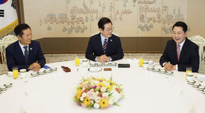 지난해 9월 이재명 대통령이 용산 대통령실에서 여야 지도부와 오찬 회동을 하고 있다. (왼쪽부터)더불어민주당 정청래 대표, 이 대통령, 국민의힘 장동혁 대표. 연합뉴스