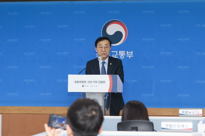 김윤덕 국토교통부 장관은 12일 출입기자단과의 신년 간담회에서 "'9·7 주택공급 확대 방안' 후속 조치를 이달 내 발표하도록 노력하겠다"고 밝혔다. 국토교통부 제공