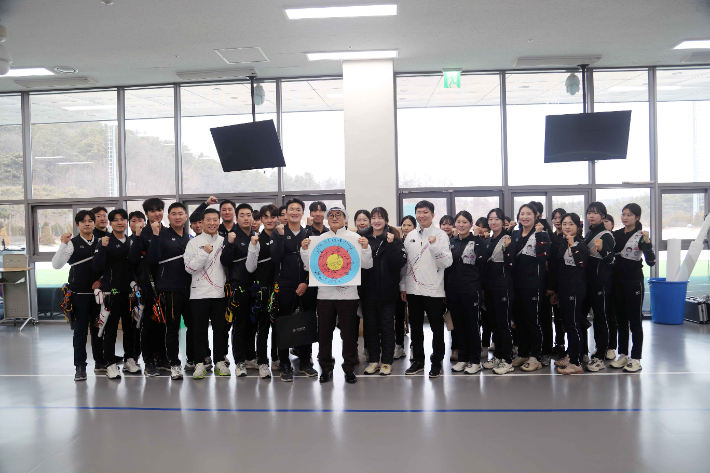 우원식 국회의장(사진 가운데)이 12일 양궁 국가대표 훈련 현장을 참관해 선수들과 지도자들을 격려했다. 대한체육회 제공