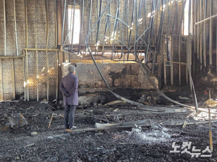 기독교대한감리회 김정석 감독회장은 강화교산교회를 찾아 성도들을 위로하고 격려금을 전달했다. 김 감독회장은 "예배실 복구를 위해 기도하면서 함께 하겠다"며 "마음과 힘을 모아 슬기롭게 헤쳐나갈 수 있길 기도한다"고 격려했다. 감리교 제공