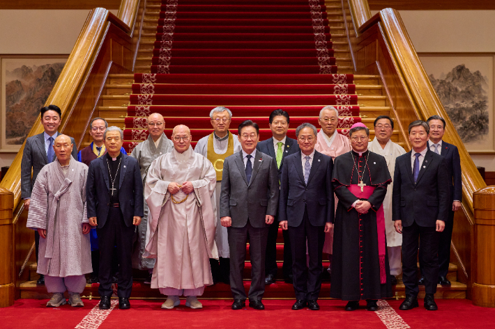 이재명 대통령과 한국종교지도자협의회 종교지도자들이 12일 오찬 간담회를 갖고, 국민 통합과 국정 현안에 대한 의견을 교환했다. 개신교계에서는 한국기독교교회협의회 박승렬 총무, 한국교회총연합 김정석 대표회장, 한국기독교총연합회 고경환 대표회장이 참석했다. 사진 청와대