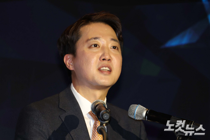 이준석 개혁신당 대표가 15일 오후 서울 여의도 페어몬트 앰배서더 서울 그랜드볼룸에서 열린 한국 선교 140주년 비전 선포식에서 축사를 하고 있다. 박종민 기자