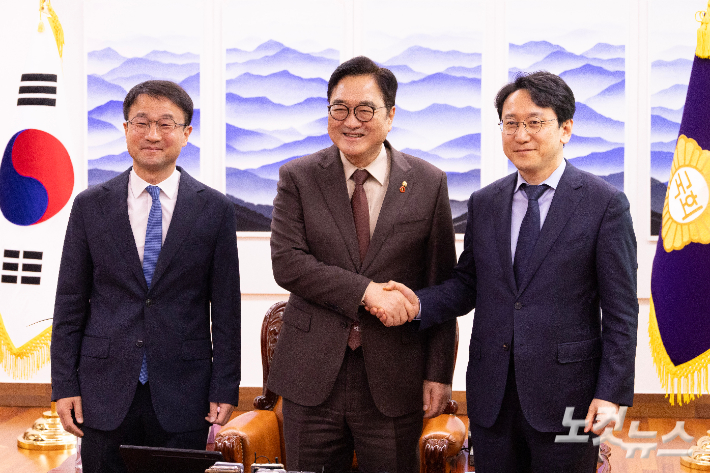 우원식 국회의장(가운데)이 12일 오전 서울 여의도 국회 의장실에서 더불어민주당 한병도(왼쪽) 신임 원내대표, 천준호(오른쪽) 원내운영수석부대표와 기념촬영을 하고 있다. 윤창원 기자