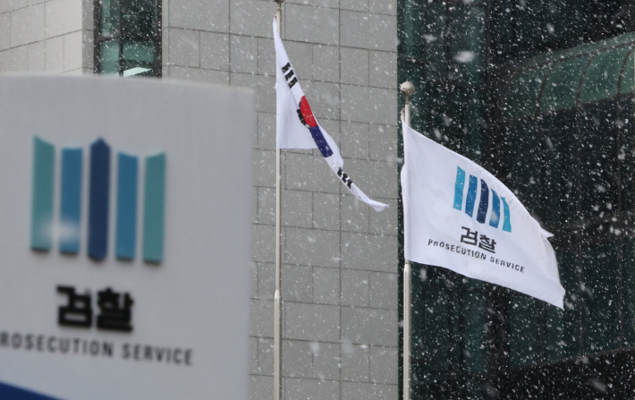 국무총리실 산하 검찰개혁추진단은 12일 정부조직 개편에 따라 신설되는 중대범죄수사청(중수청)의 직접 수사 범위가 '9대 중대 범죄'로 규정되는 내용을 담은 중수청·공소청 법안을 마련했다고 밝혔다. 사진은 이날 서울 서초동 대검찰청 모습.  연합뉴스