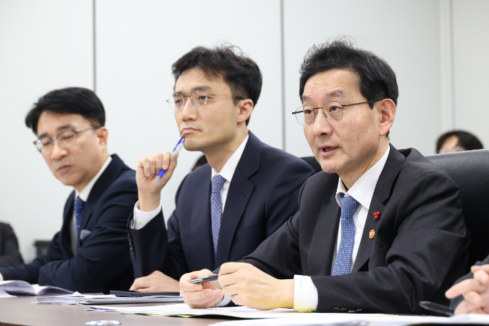 국무총리 산하 검찰개혁추진단장인 윤창렬 국무조정실장이 12일 정부서울청사 창성별관에서 열린 공소청·중대범죄수사청법안 입법예고 관련 기자간담회에서 발언하고 있다.  연합뉴스