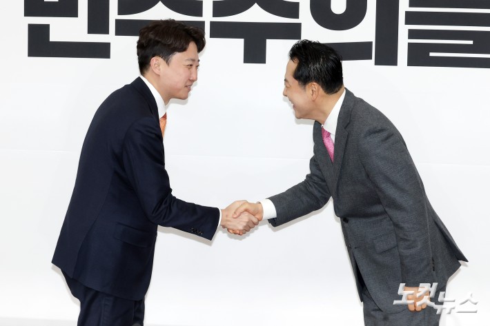 국민의힘 장동혁 대표와 개혁신당 이준석 대표가 13일 서울 여의도 국회에서 '통일교·공천헌금 특검 연대