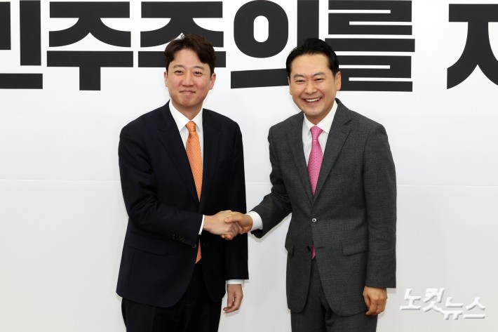 국민의힘 장동혁 대표와 개혁신당 이준석 대표가 13일 서울 여의도 국회에서 '통일교·공천헌금 특검 연대