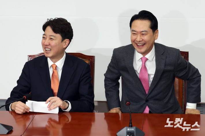 국민의힘 장동혁 대표와 개혁신당 이준석 대표가 13일 서울 여의도 국회에서 '통일교·공천헌금 특검 연대