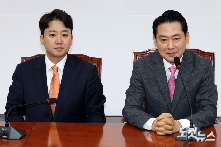 국민의힘 장동혁 대표와 개혁신당 이준석 대표가 13일 서울 여의도 국회에서 '통일교·공천헌금 특검 연대