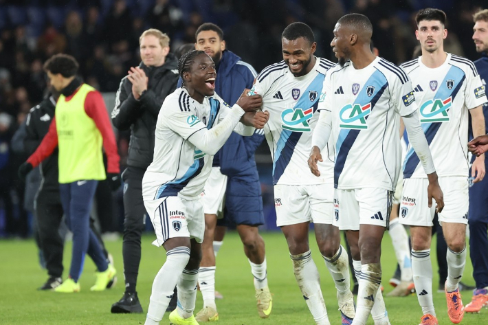 파리 생제르맹을 꺾고 기쁨을 나누는 파리FC 선수들. 연합뉴스