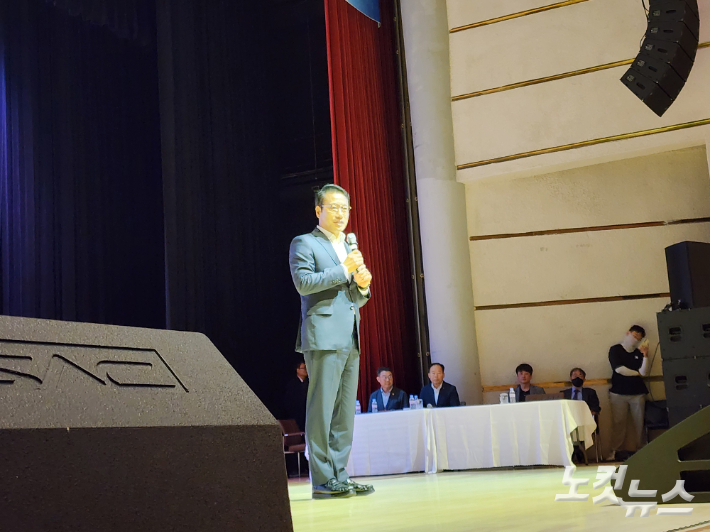 최경식 전북 남원시장이 지난 8월 '남원시와 함께하는 열린소통 시민보고회'에서 발언하고 있다. 김대한 기자