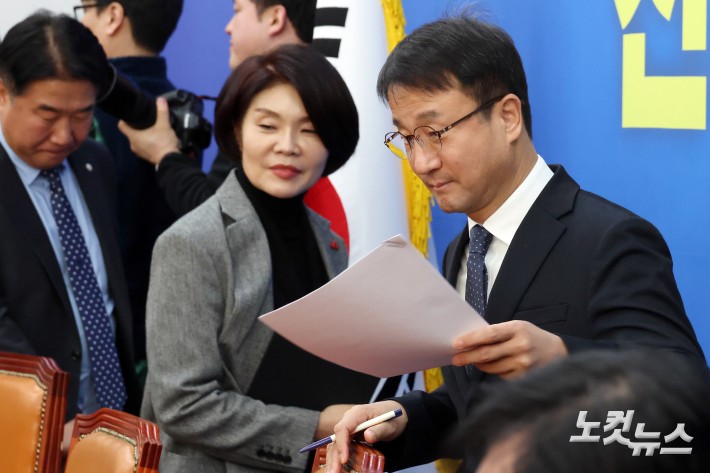 더불어민주당 한병도 원내대표가 13일 서울 여의도 국회에서 열린 원내대책회의에 참석하고 있다.