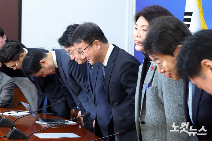 더불어민주당 한병도 원내대표가 13일 서울 여의도 국회에서 열린 원내대책회의에서 신임 원내대표단과 인사를 하고 있다.