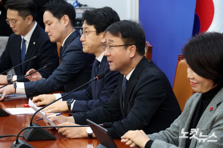 더불어민주당 한병도 원내대표가 13일 서울 여의도 국회에서 열린 원내대책회의에서 발언을 하고 있다.