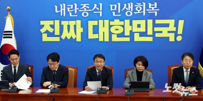 더불어민주당 한병도 원내대표가 13일 서울 여의도 국회에서 열린 원내대책회의에서 발언을 하고 있다.